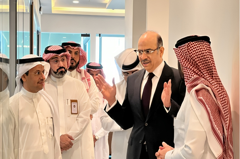 وزير الشؤون القانونية يزور مركز الدراسات والبحوث القانونية في الرياض