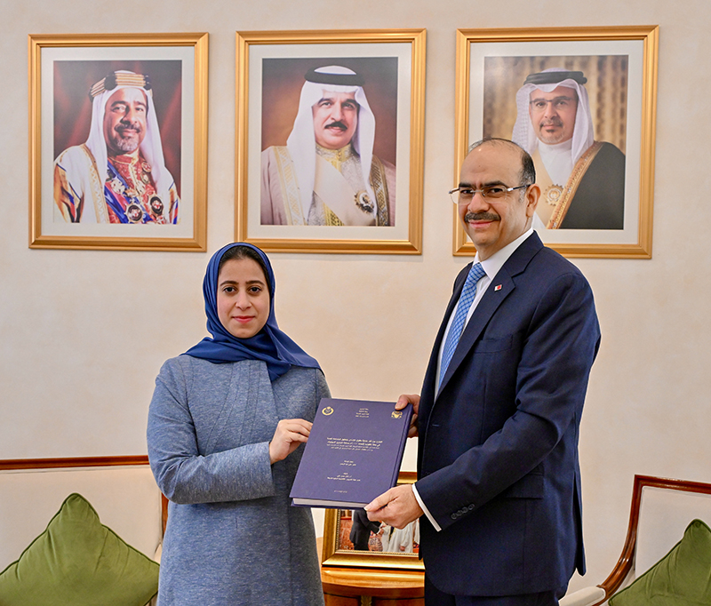 وزير الشؤون القانونية يستقبل موظفين حاصلين على الماجستير في المجال القانوني