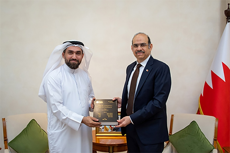 وزير الشؤون القانونية يستقبل الدكتور محمد عبدالكريم الفردان ويتسلم نسخة من أطروحة الدكتوراه