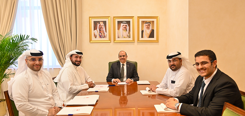 لدى استقباله الفائز بفكرة "مختبر التشريعات" وزير الشؤون القانونية: الكوادر الوطنية الخلاقة ترفد مسارات العمل الحكومي بالأفكار الإبداعية