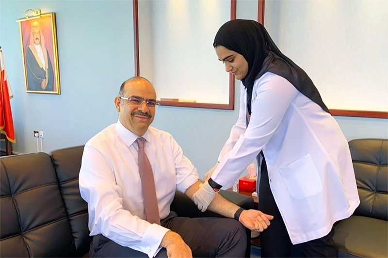 بالتنسيق مع وزارة الصحة وزارة الشؤون القانونية تشارك في الحملة الوطنية لبرنامج الجينوم البحريني