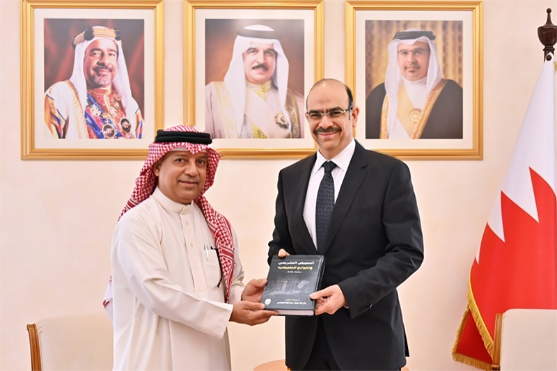 وزير الشؤون القانونية يشيد بإسهامات الدكتور مال الله الحمادي للمكتبة القانونية