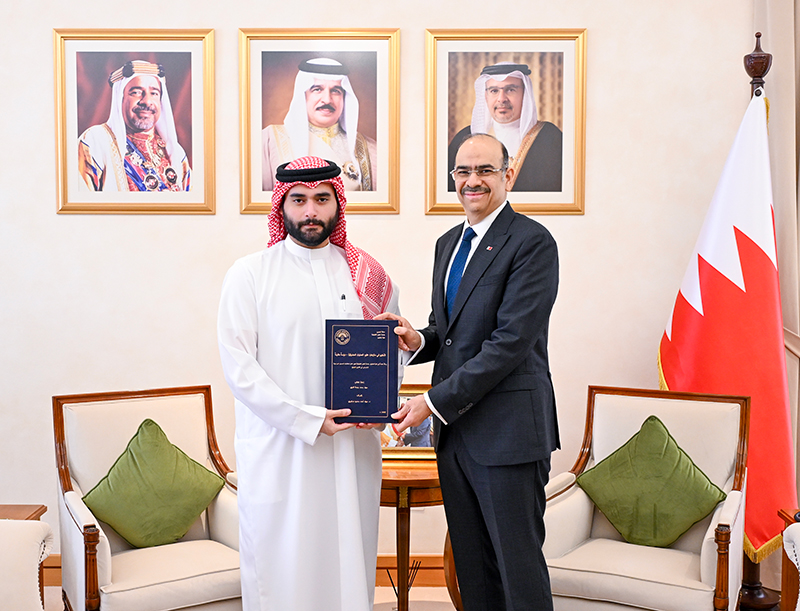 وزير الشؤون القانونية يستقبل عدداً من الموظفين الحاصلين على شهادات الماجستير