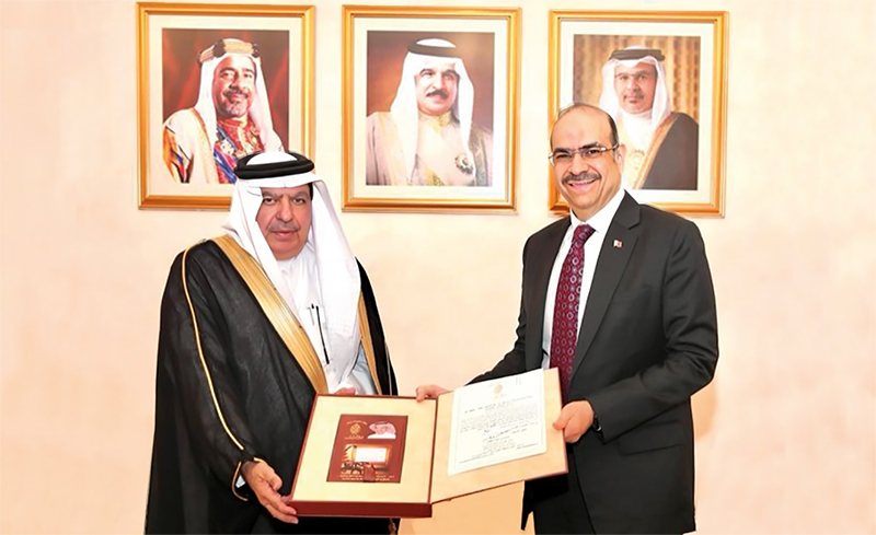 تسلم نسخة من كتاب (جمال الكلمة جمال)..وزير الشؤون القانونية يستقبل الكاتب الصحفي جمال الياقوت