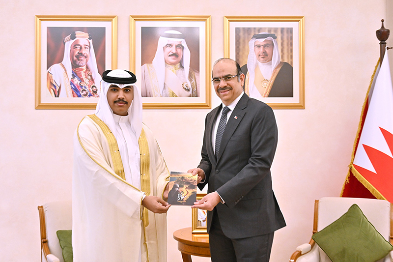 وزير الشؤون القانونية يتسلم نسخة من رواية «مفازة» للكاتب محمد وجدي الدوسري