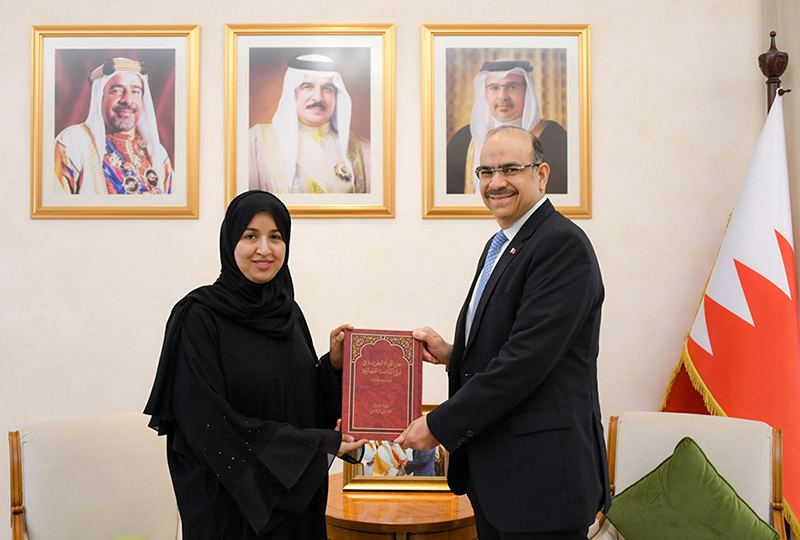 لدى تسلمه رسالة ماجستير حول العقوبات البديلة ودراسة حول حق المرأة في تولي المناصب القضائية   وزير الشؤون القانونية يؤكد أهمية البحوث العلمية في تطوير المنظومة التشريعية