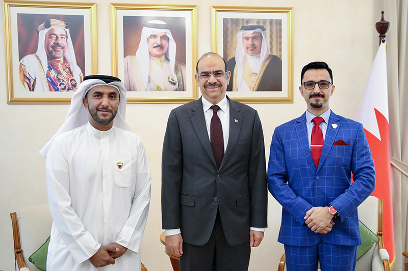 وزير الشؤون القانونية يتسلم نسخة من رسالة الماجستير للباحث سلمان الحوطي وخالد الخزاعي