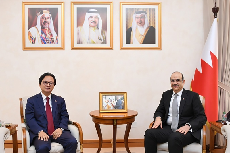 وزير الشؤون القانونية يستقبل سفير جمهورية كوريا لدى مملكة البحرين