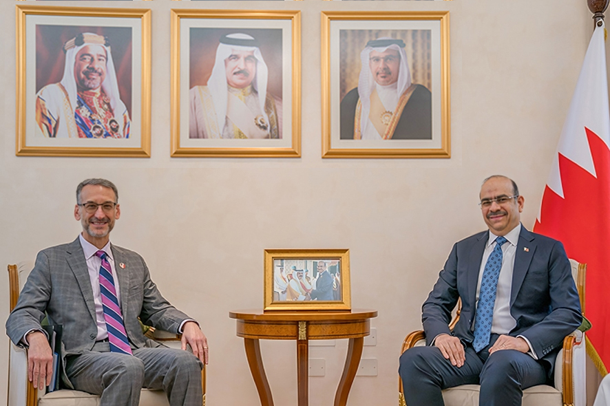 وزير الشؤون القانونية يستقبل سفير المملكة المتحدة لدى البحرين