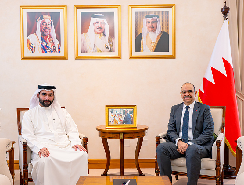 وزير الشؤون القانونية يستقبل الموظف مهند الدوي بمناسبة قبوله ضمن الدفعة الحادية عشرة من برنامج رئيس مجلس الوزراء لتنمية الكوادر الحكومية